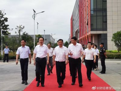 潛江市(shì)蝦稻産業(yè)走出去(qù)戰略首場(chǎng)項目簽約儀式暨“千人(rén)計(jì)劃”推進大(dà)會(huì)